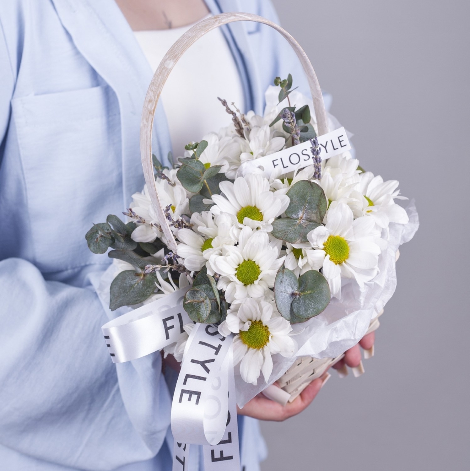 Корзинка с хризантемой ромашкой